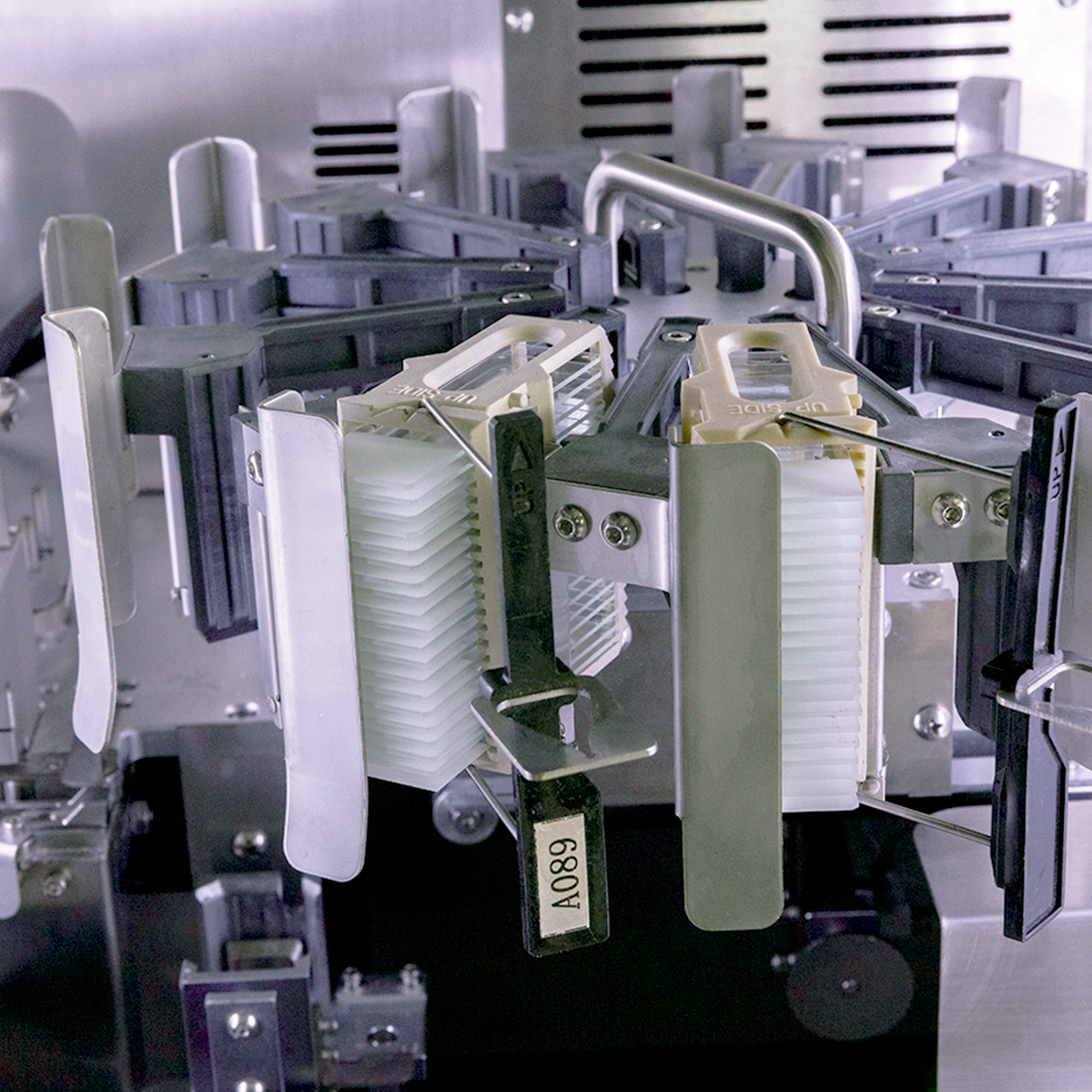 Sistema de armazenamento rotativo do Montador de Lâminas Automático CW-800 EasyPath, com capacidade para 240 lâminas em 12 cestos.