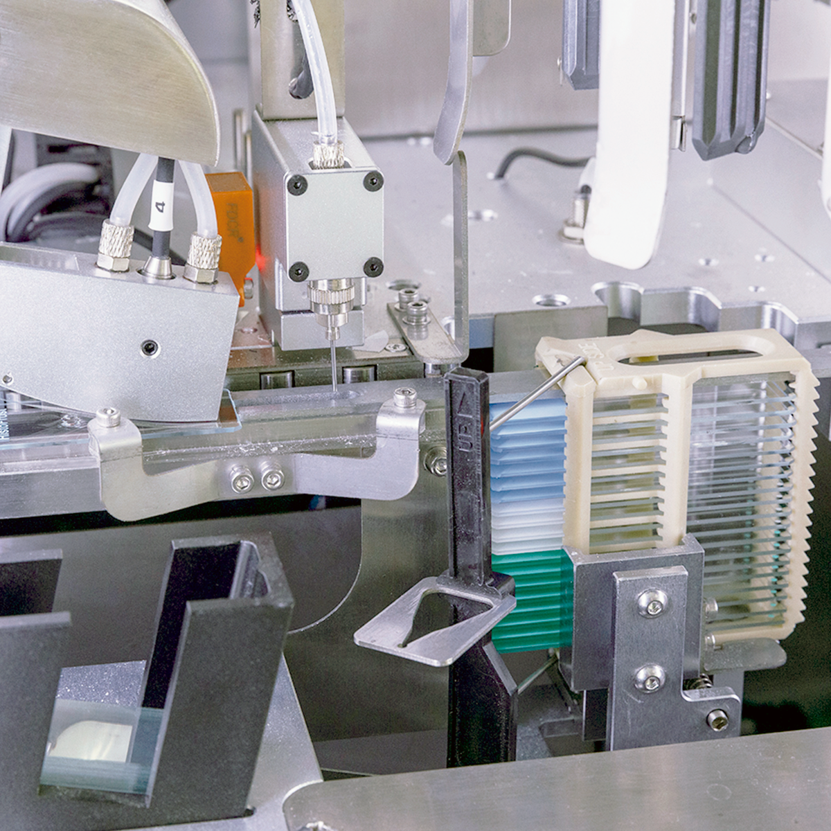 Mecanismo de montagem de Lâminas Automático CW-800 EasyPath com detecção inteligente de lamínulas quebradas, função anticolisão e armazenamento para 240 lamínulas.