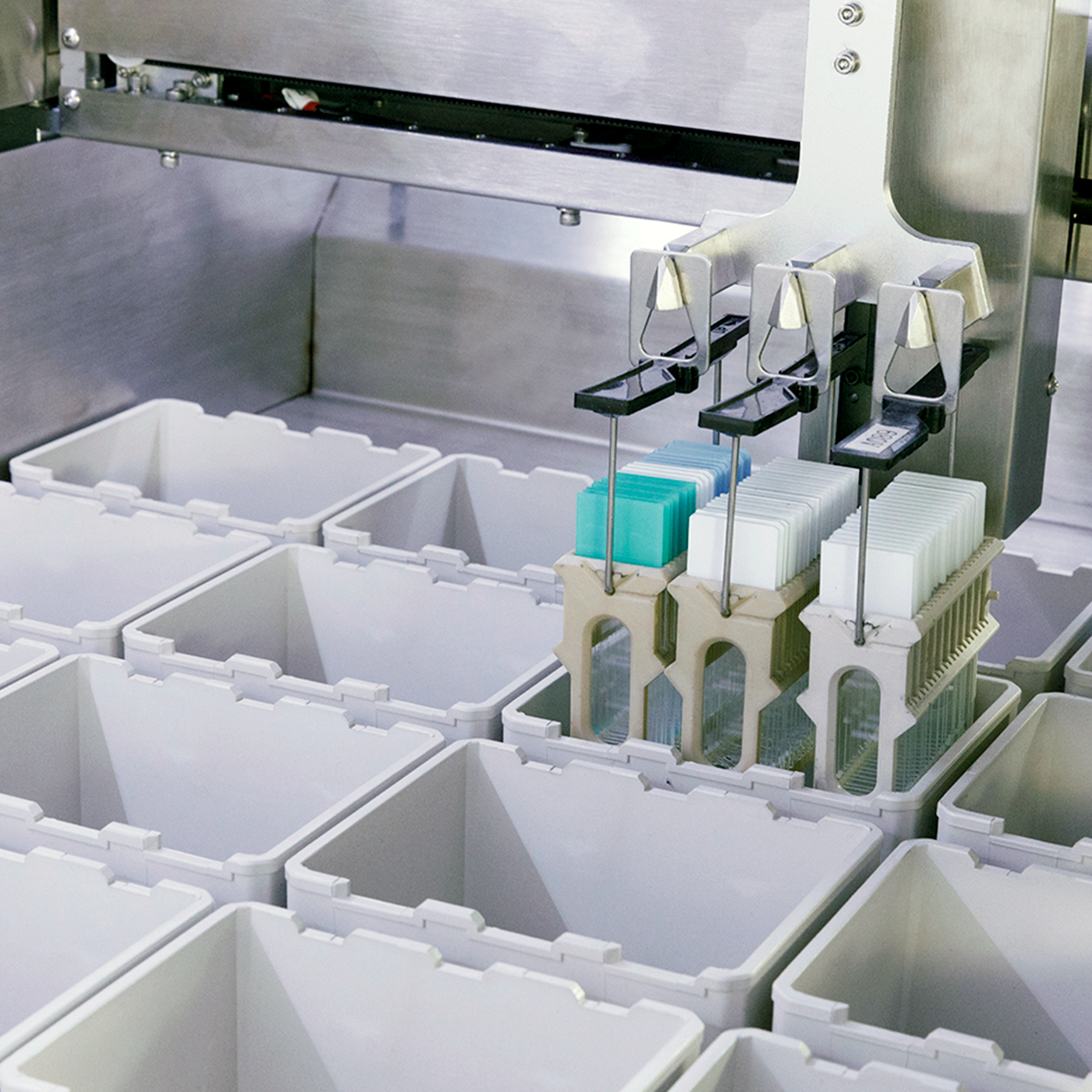 Corador de lâminas automático CW-1000 EasyPath com 32 cubas de 750ml e capacidade para 780 lâminas em 13 cestos, garantindo automação total em histologia.